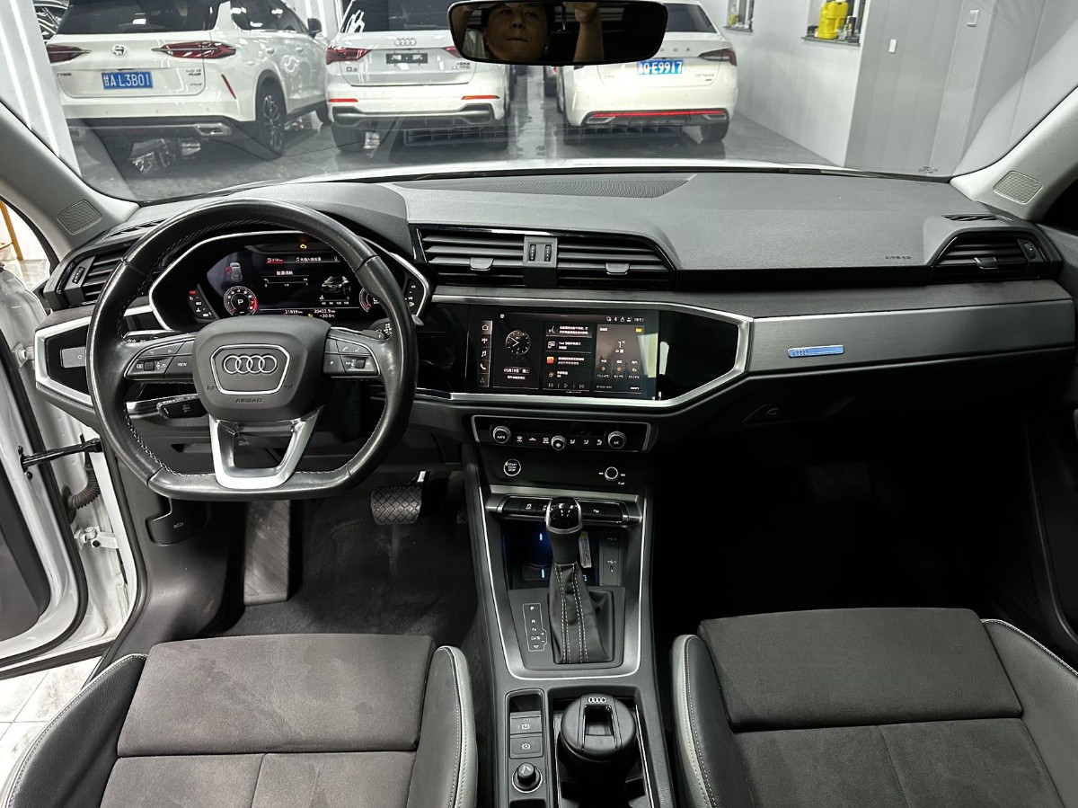 Audi Q3 2023 car image #5