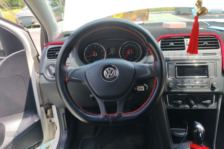 Volkswagen Polo 2016 car image #12