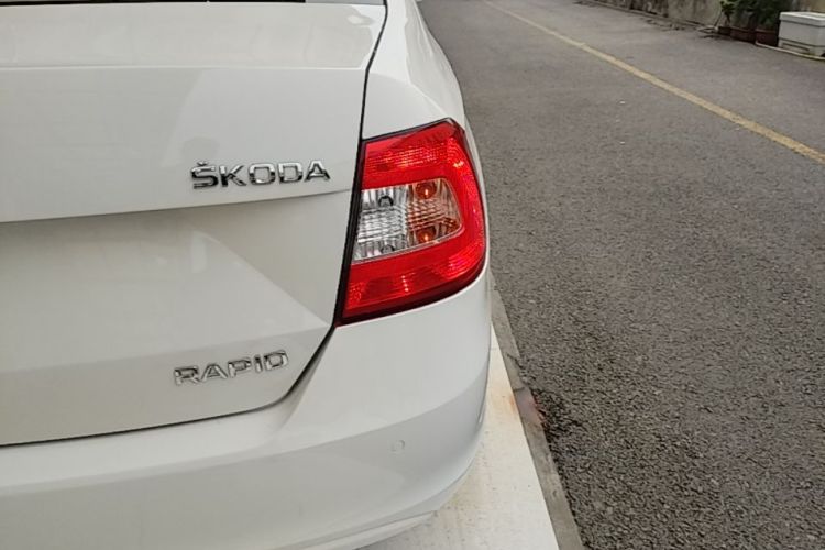 Skoda Rapid 2015 #8 Skoda Rapid 2015 car image #8