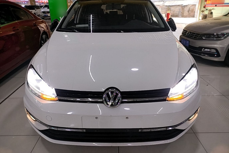 Volkswagen Golf 2018 car image #3