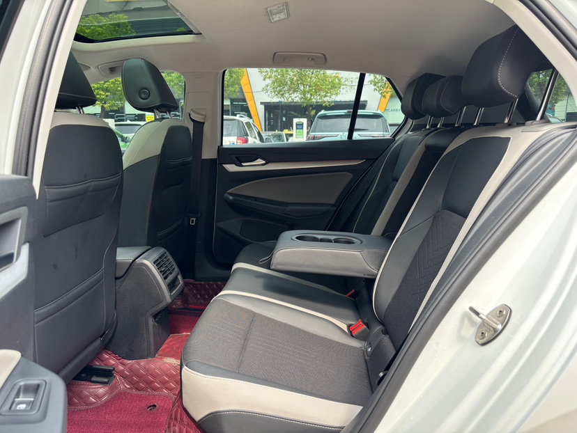 Volkswagen Golf 2021 car image #6