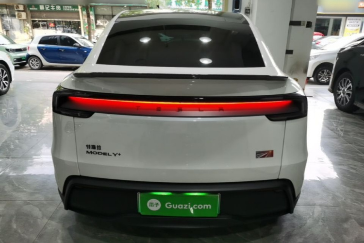 Tesla Model Y 2025 #6 Tesla Model Y 2025 car image #6