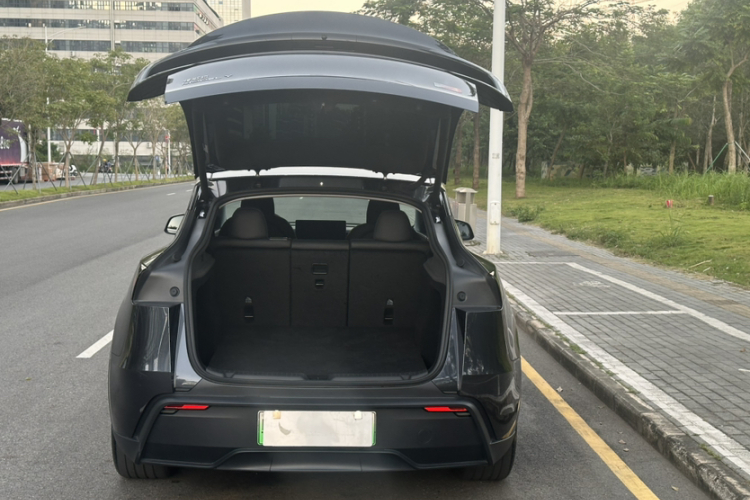Tesla Model Y 2025 immagine di auto #28
