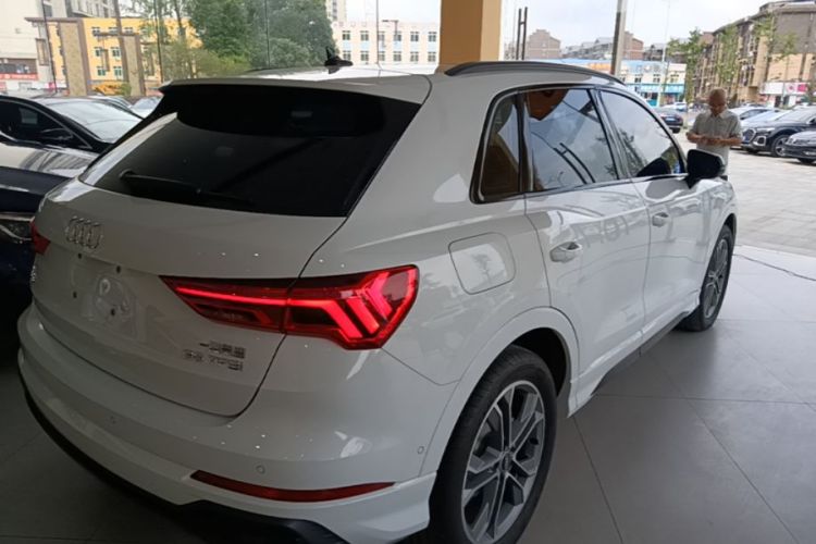 Audi Q3 2023 car image #5