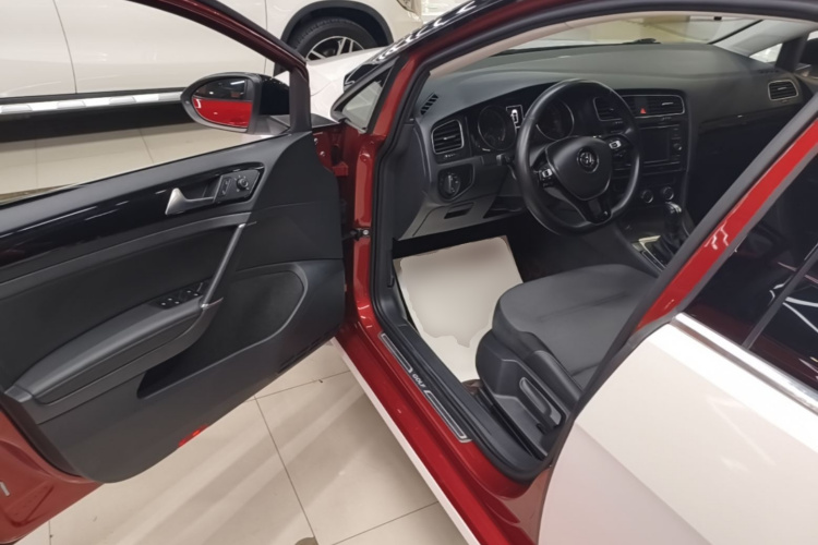 Volkswagen Golf 2018 car image #16