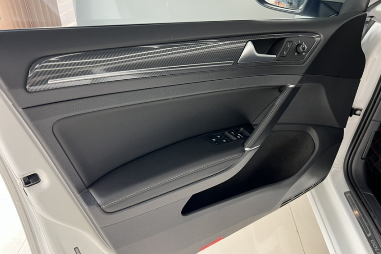 Volkswagen Golf 2019 car image #13