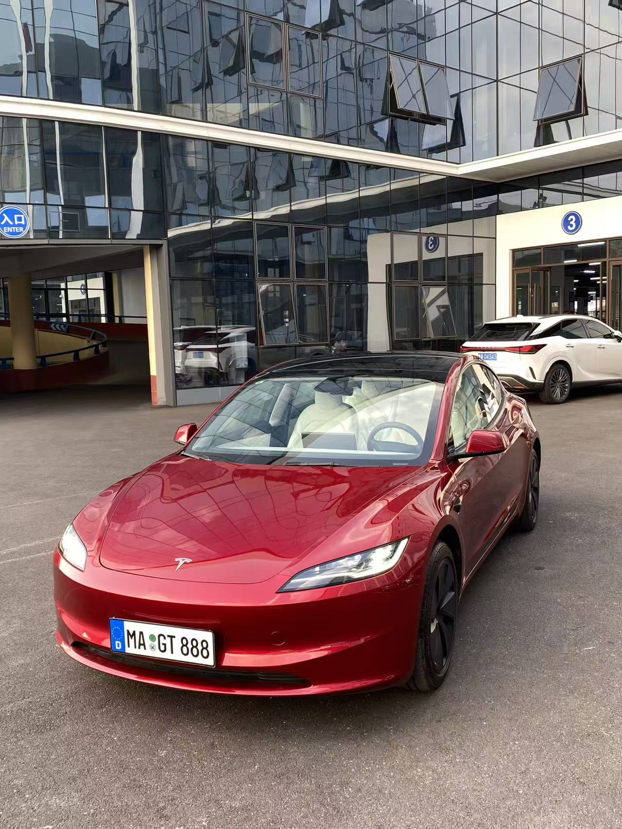 Tesla Model 3 2025 immagine di auto 