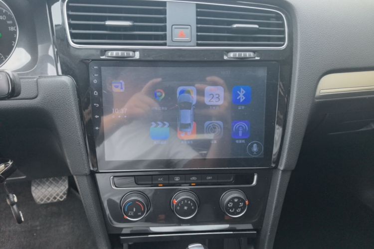 Volkswagen Golf 2018 car image #13