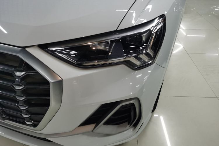 Audi Q3 2020 car image #26