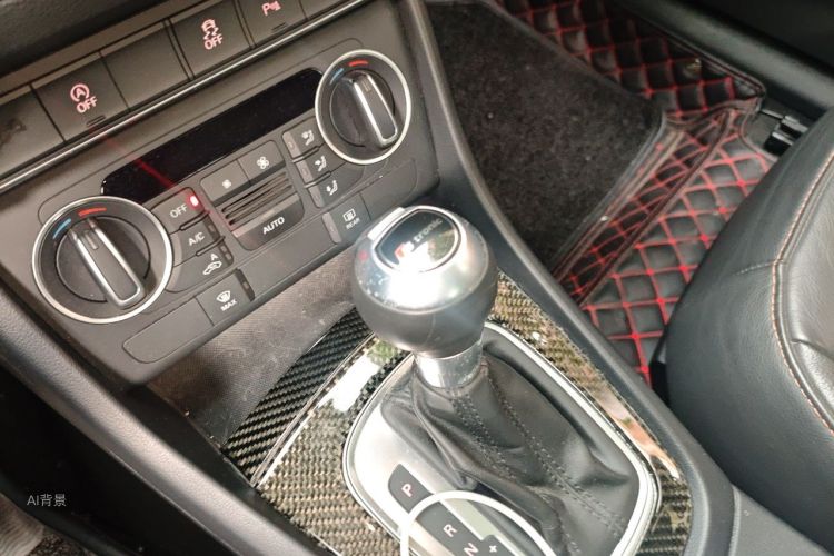 Audi Q3 2018 car image #16
