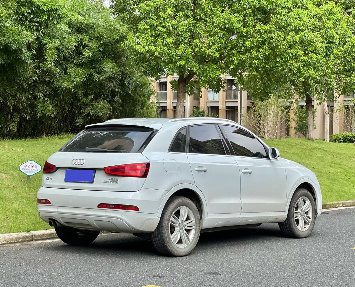 Audi Q3 2015 car image #6