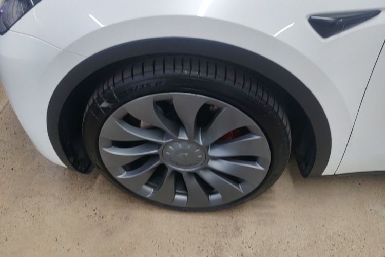 Tesla Model Y 2021 car image #9
