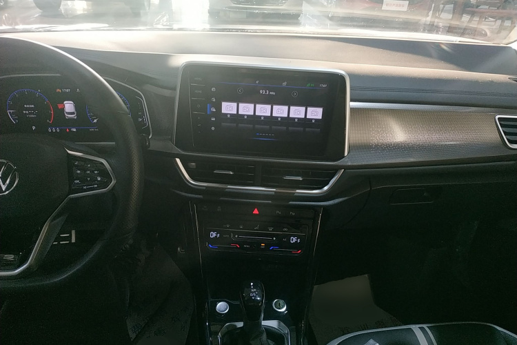 Volkswagen T-Roc 2023 car image #11