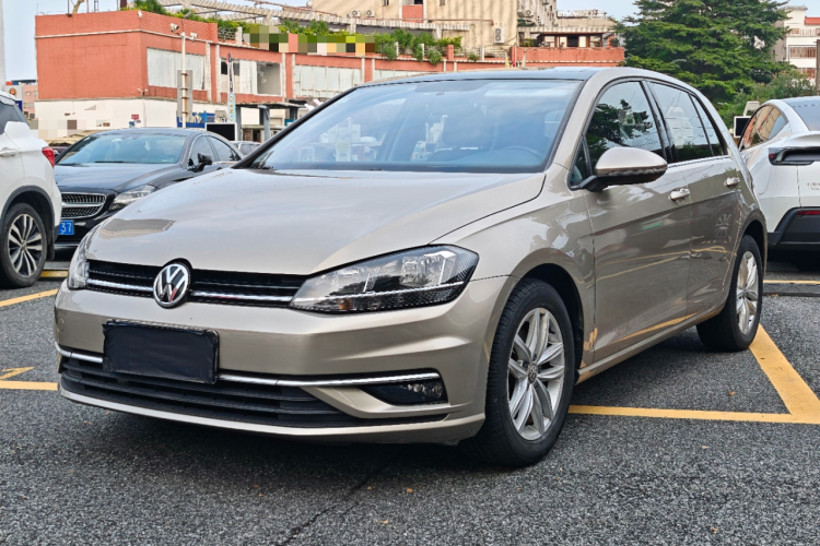 Volkswagen Golf 2018 car image #2