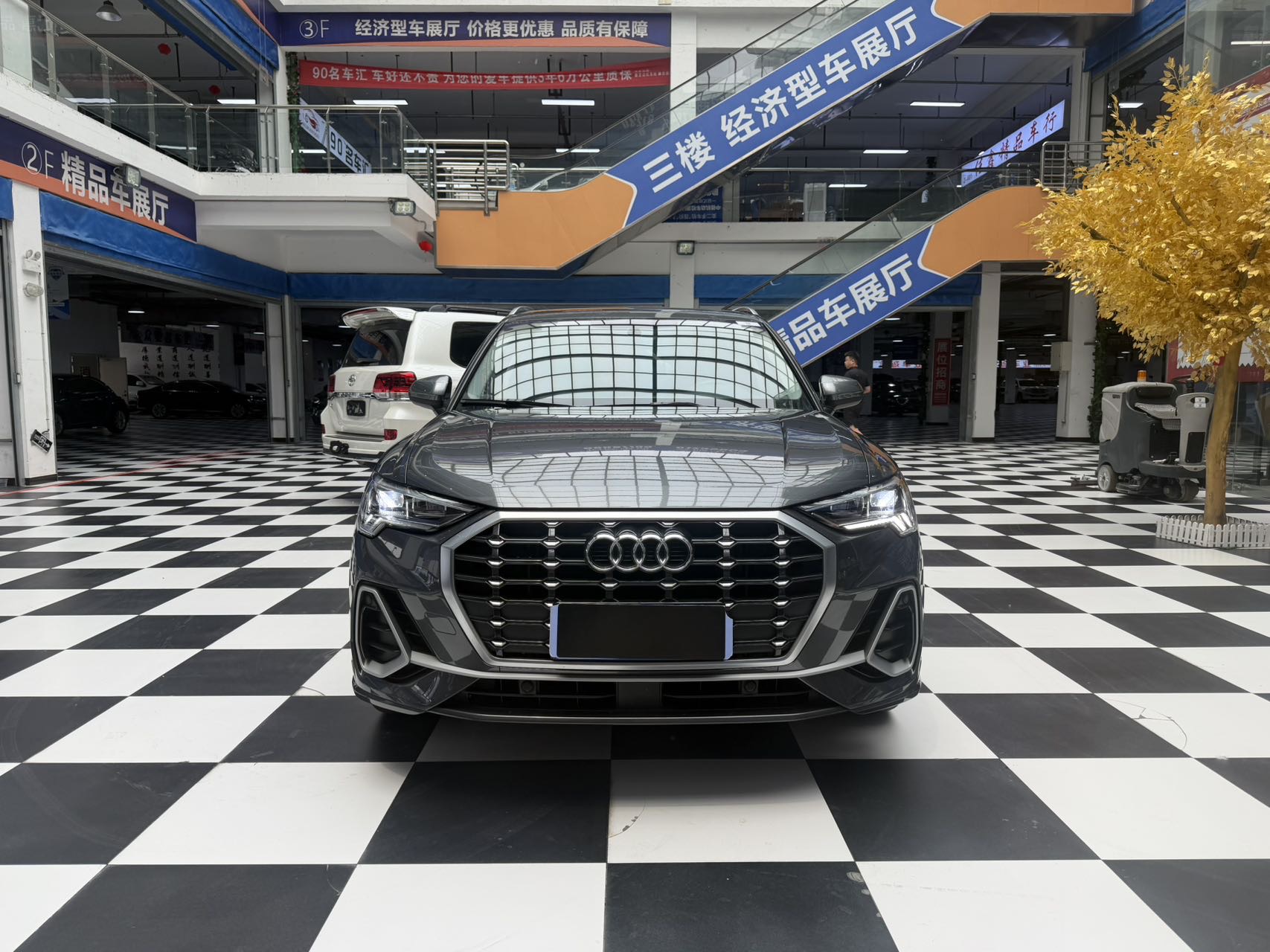 Audi Q3 2023 car image #2