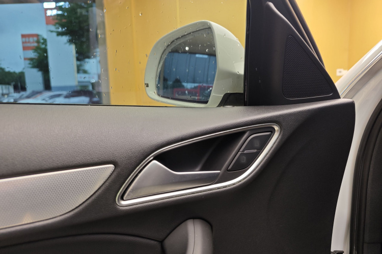 Audi Q3 2016 car image #24