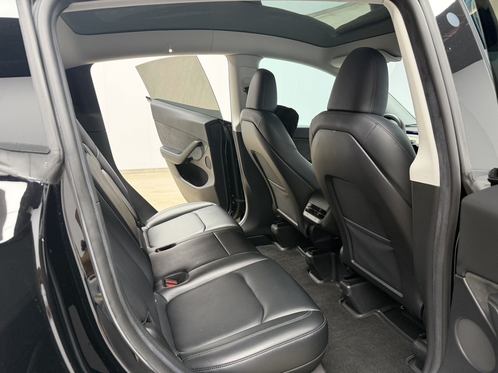 Tesla Model Y 2023 car image #9