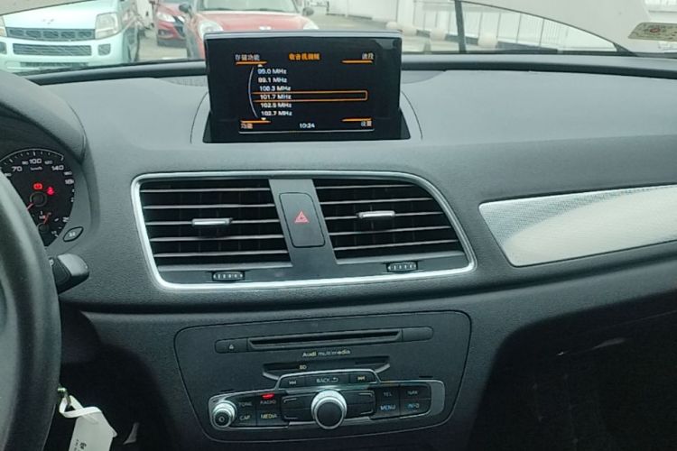 Audi Q3 2016 car image #13