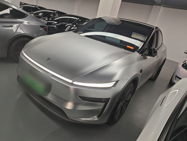 Tesla Model Y 2025 immagine di auto 