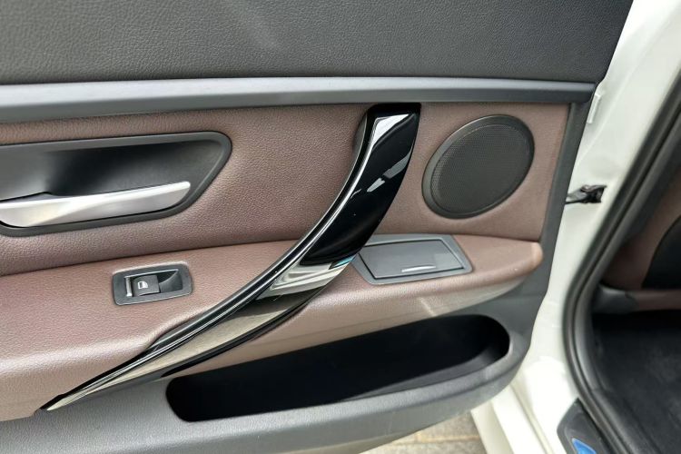 BMW 3 Series 2018 car image #27