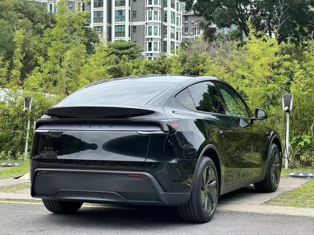 Tesla Model Y 2026 #7 Tesla Model Y 2026 car image #7