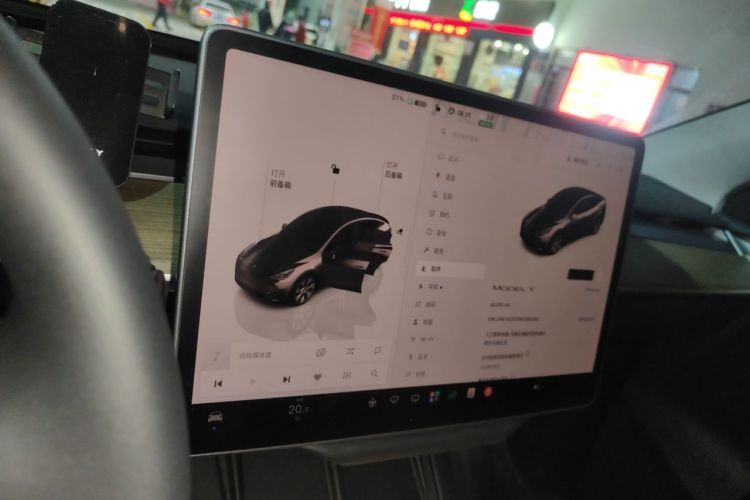 Tesla Model Y 2022 car image #13