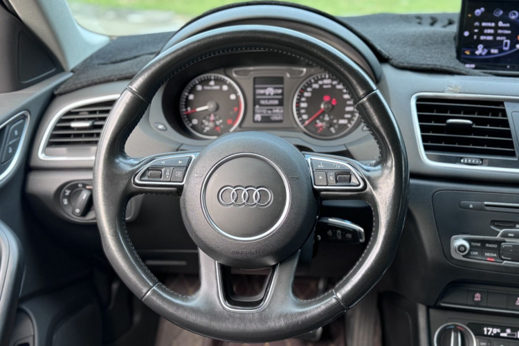 Audi Q3 2017 car image #15