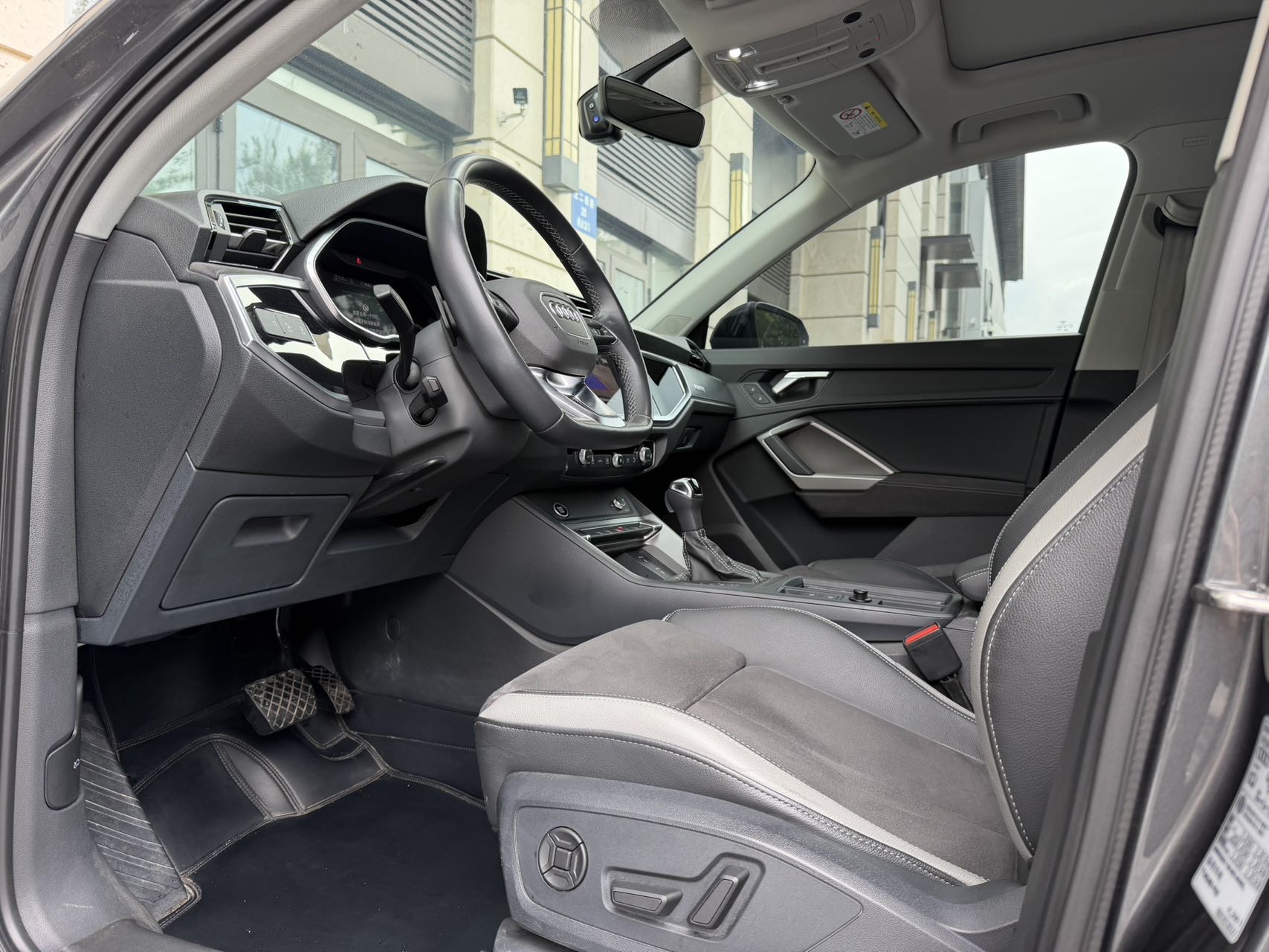 Audi Q3 2023 car image #4