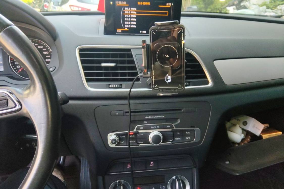 Audi Q3 2015 car image #27