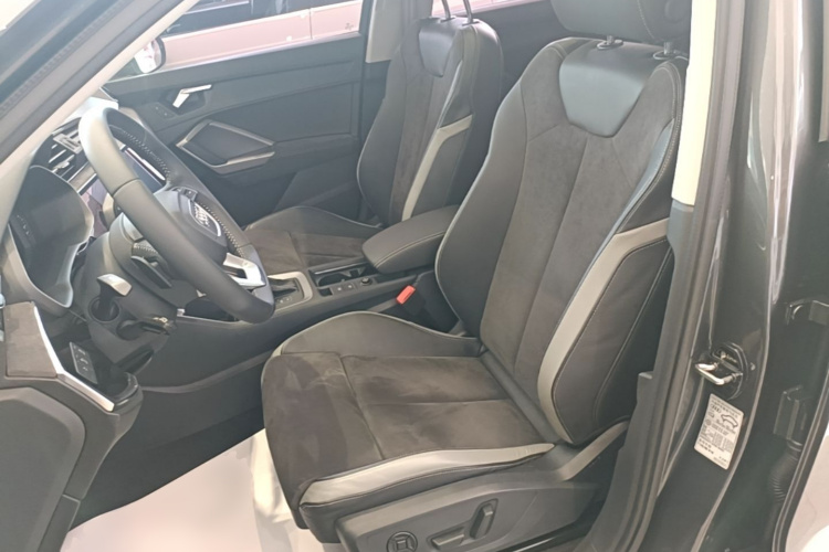 Audi Q3 2020 car image #15