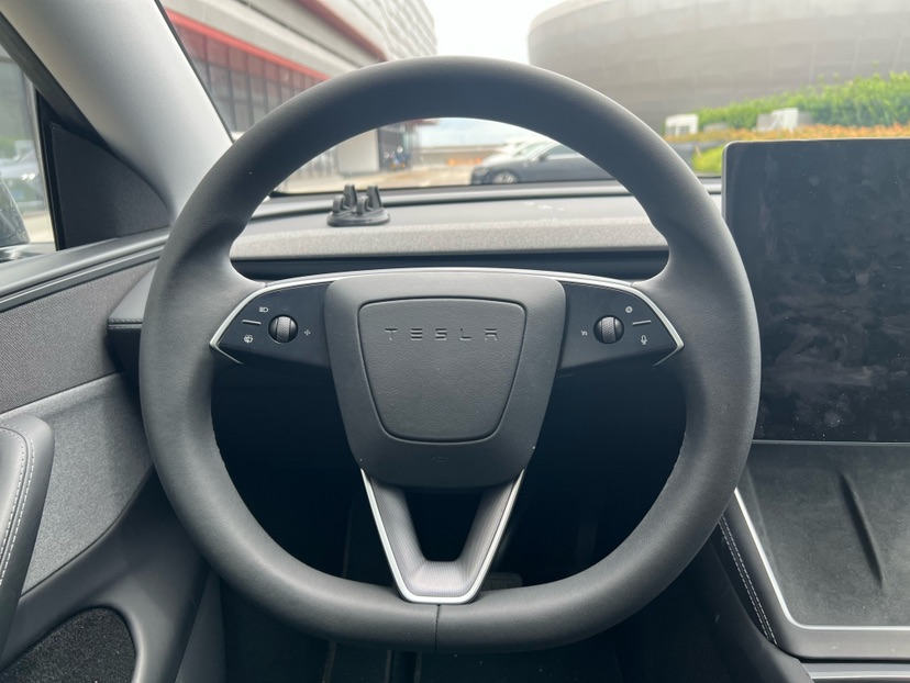 Tesla Model Y 2025 car image #7