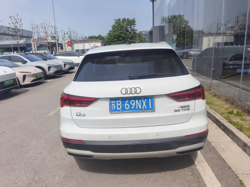 Audi Q3 2021 car image #8
