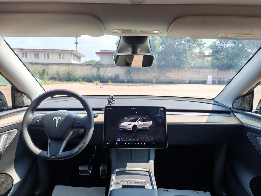 Tesla Model Y 2023 car image #10