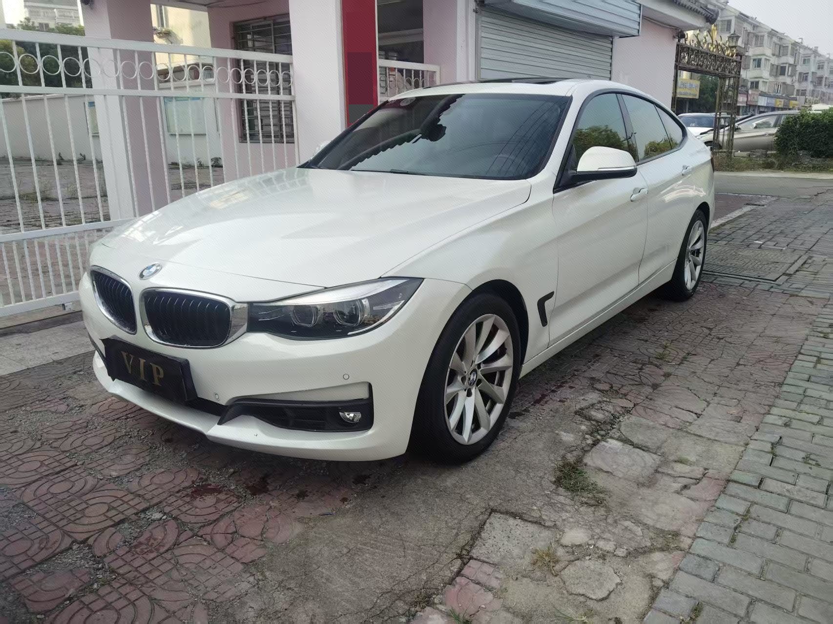 BMW 3 Series GT 2018 BMW 3 Series GT 2018 car image
