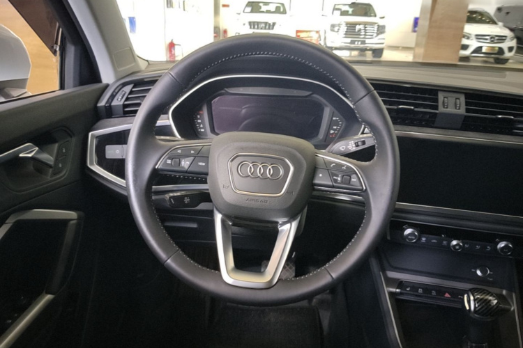 Audi Q3 2021 car image #11