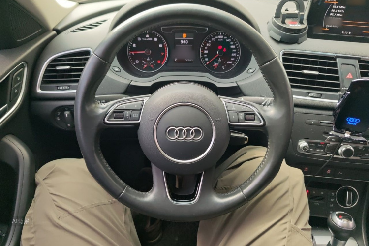 Audi Q3 2018 car image #12