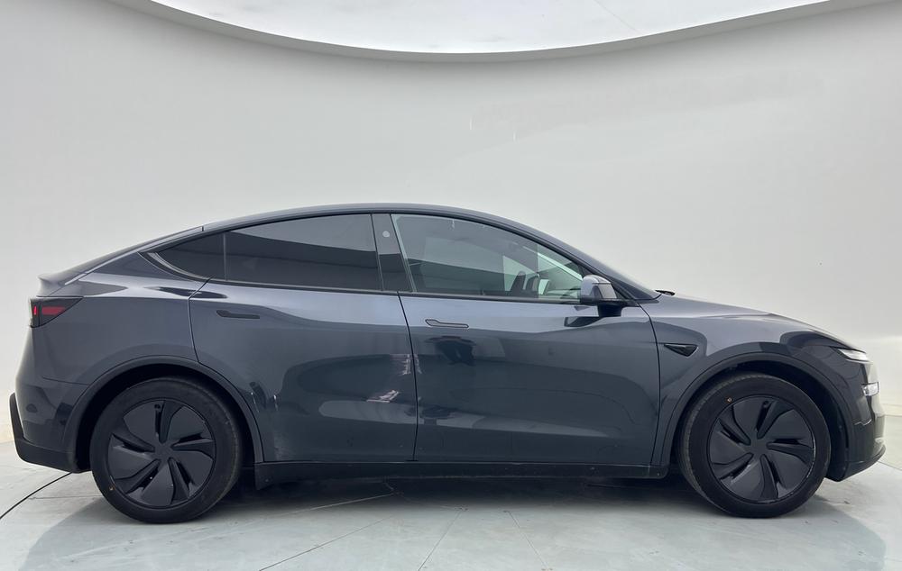 Tesla Model Y 2025 #6 Tesla Model Y 2025 car image #6