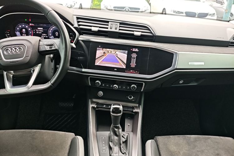 Audi Q3 2020 car image #13