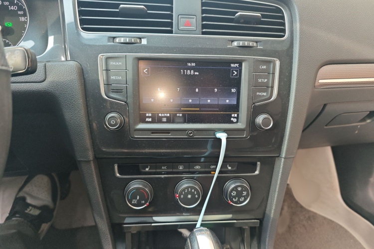 Volkswagen Golf 2017 car image #17