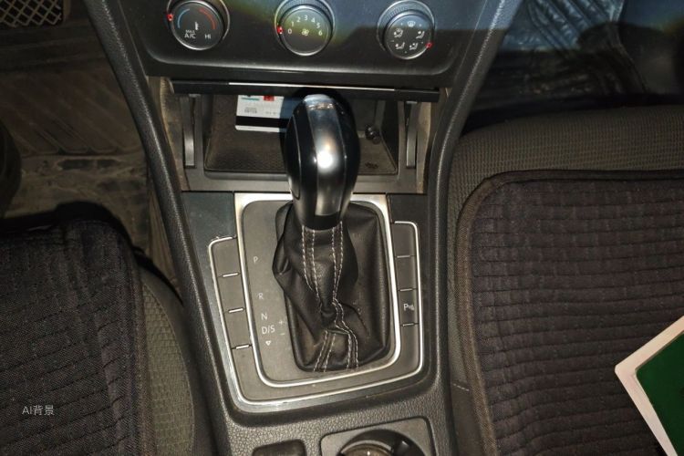 Volkswagen Golf 2017 car image #16