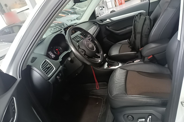 Audi Q3 2016 car image #15