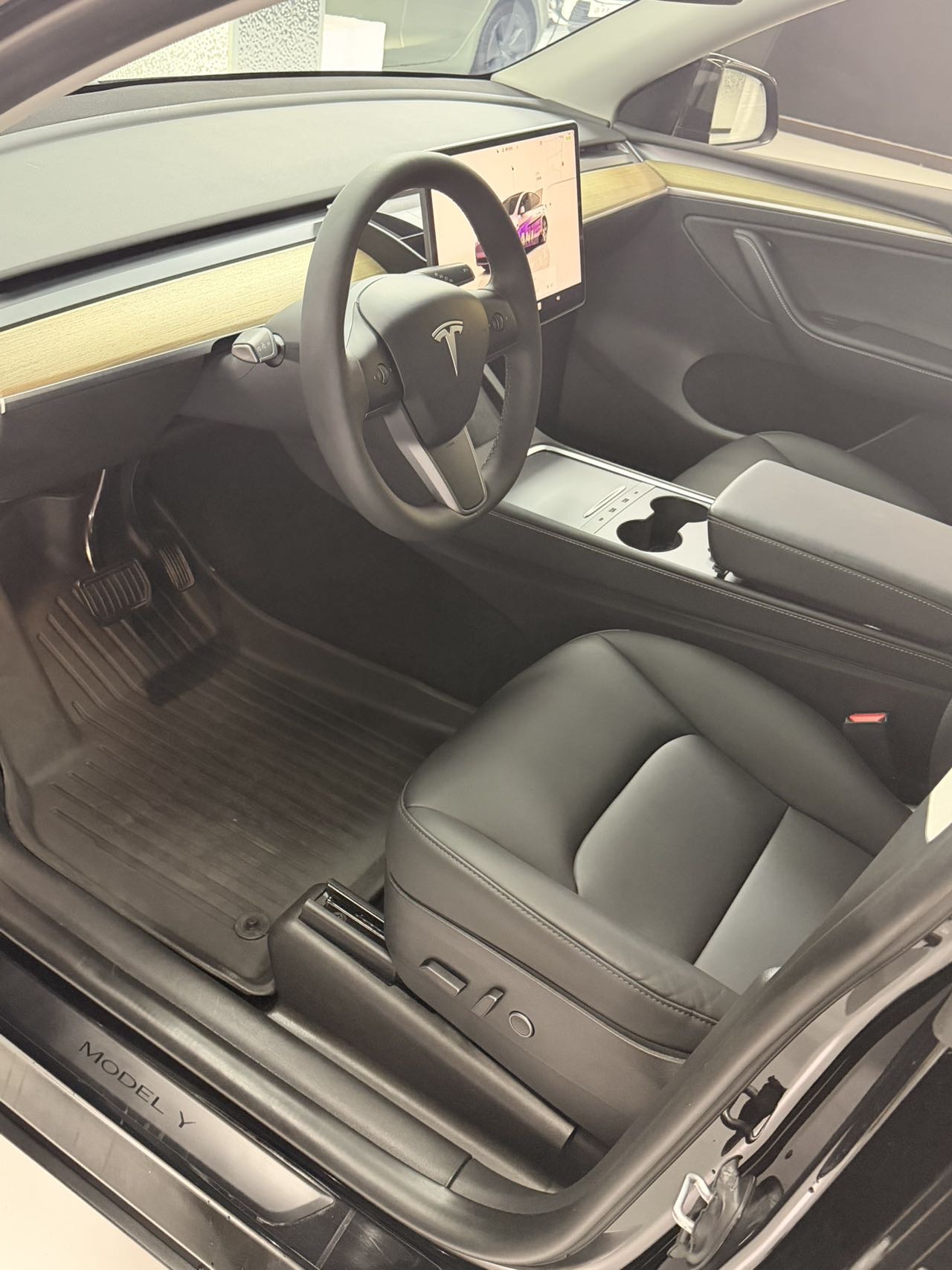 Tesla Model Y 2023 car image #7