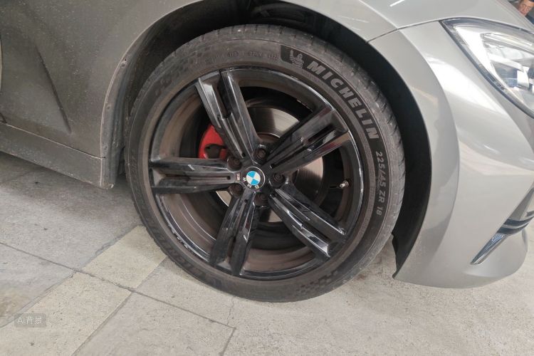 BMW 3 Series 2019 car image #9
