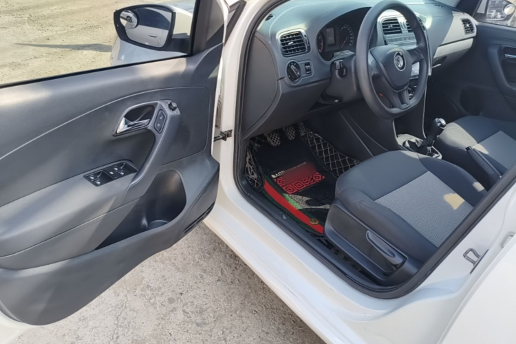 Volkswagen Polo 2017 car image #12