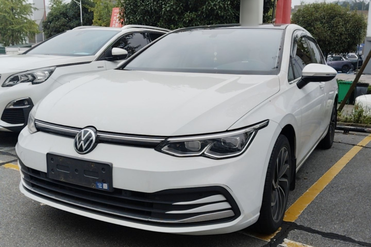 Volkswagen Golf 2023 immagine di auto #2
