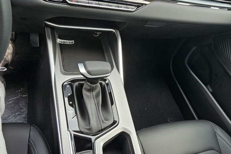 GEELY Emgrand 2025 car image #12
