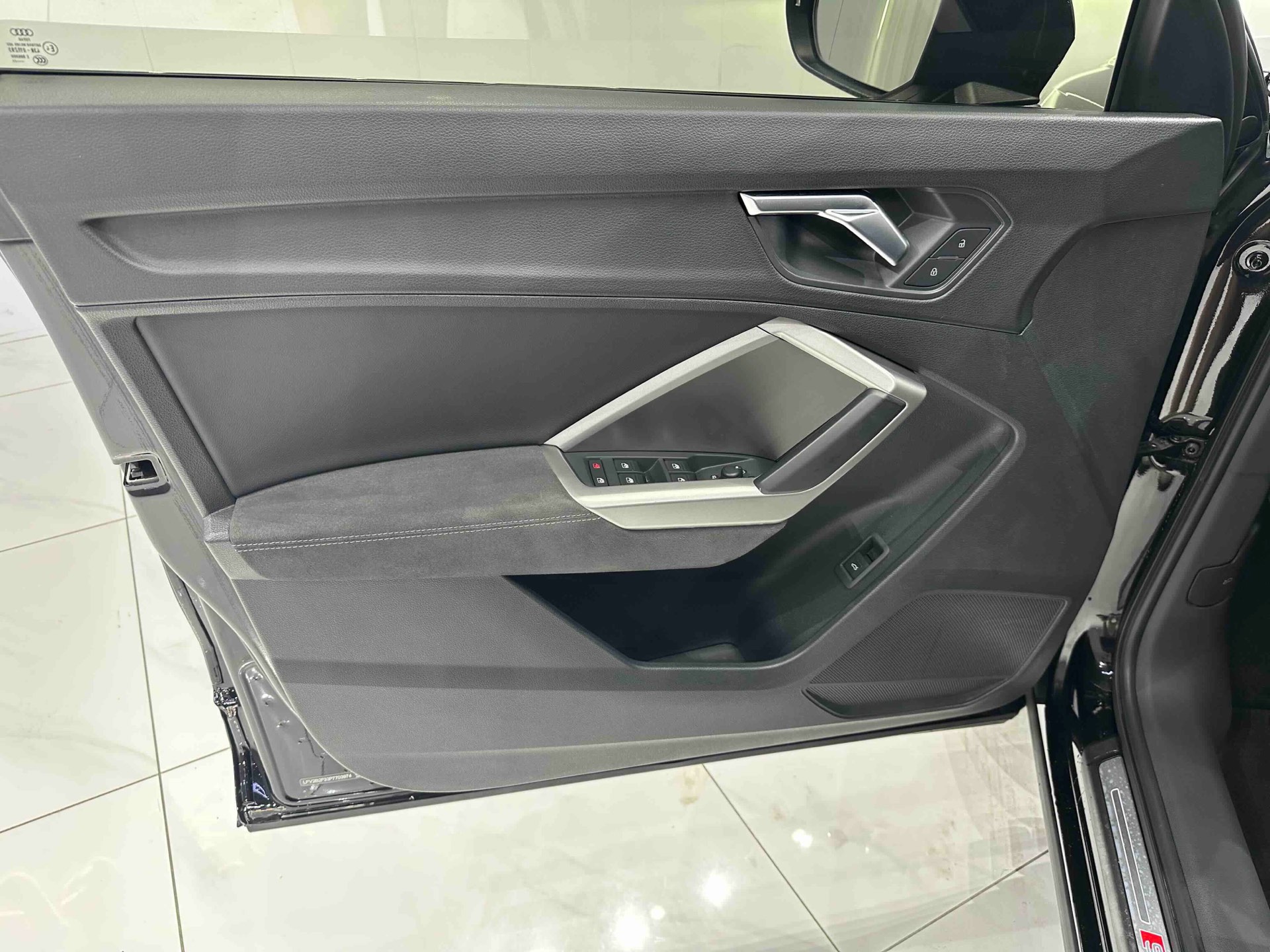 Audi Q3 2023 car image #8