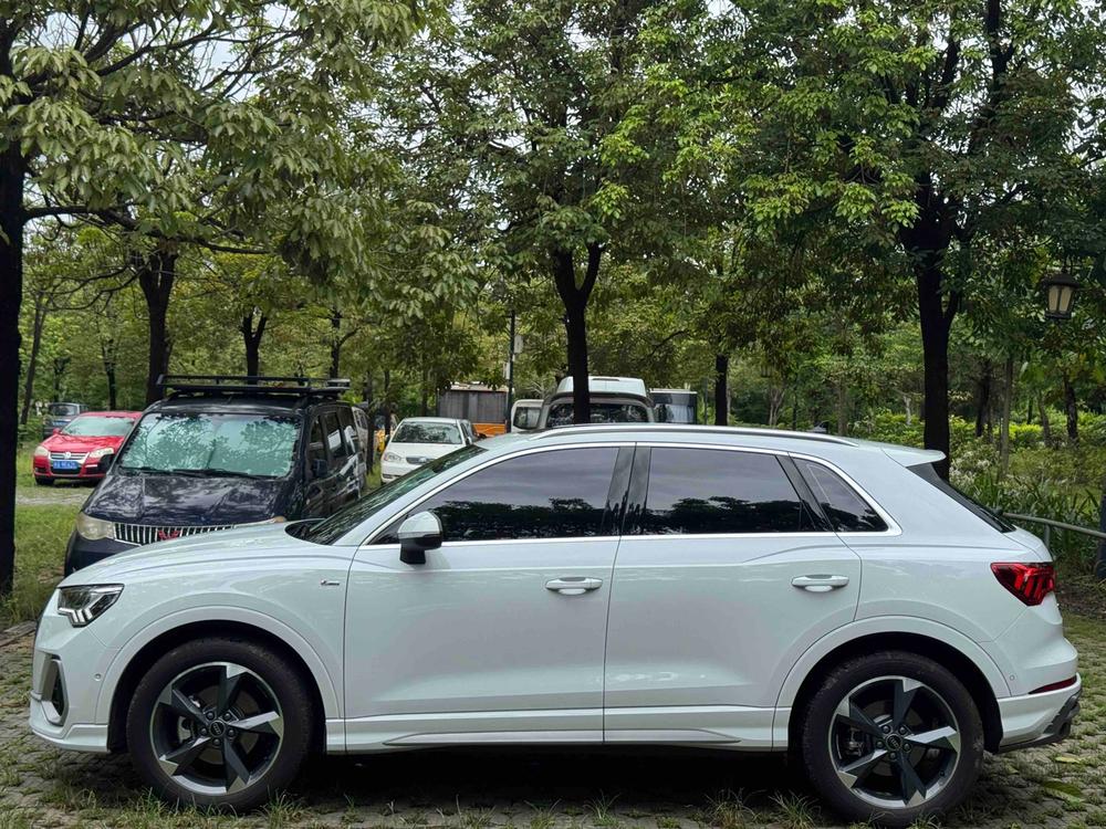 Audi Q3 2023 car image #4