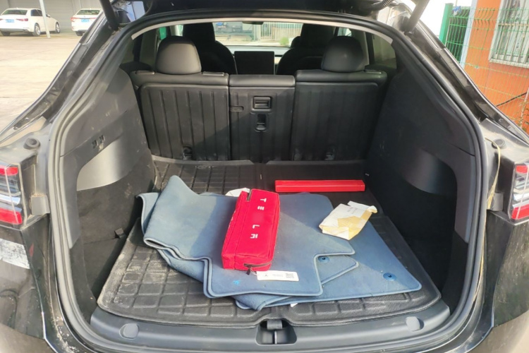 Tesla Model Y 2022 car image #21
