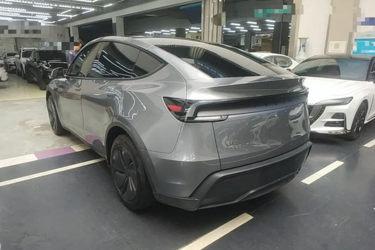 Tesla Model Y 2025 car image #5